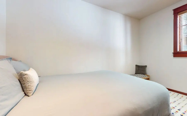 Timbers 15 Private Hot Tub, 2 Car Garage, Washer Dryer, Large Townhouse by RedAwning