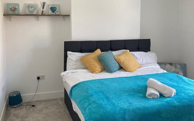 Lovely 4-bed House in Central Wolverhampton