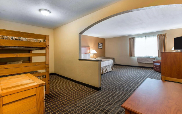 Quality Inn & Suites On the River