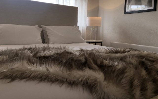 1 Bedroom Art Deco Apt With Study