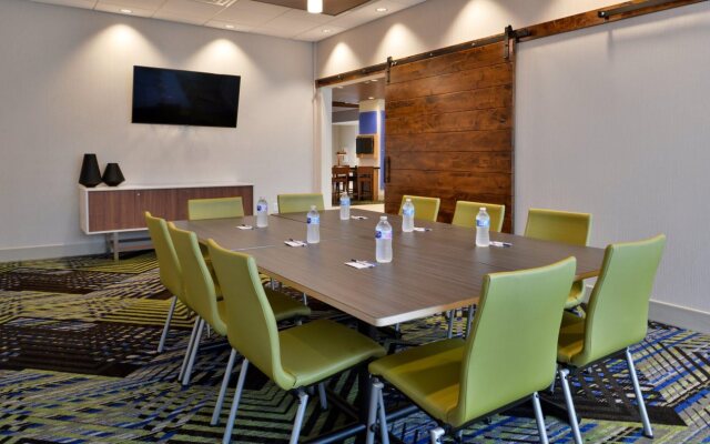 Holiday Inn Express & Suites Marshalltown by IHG