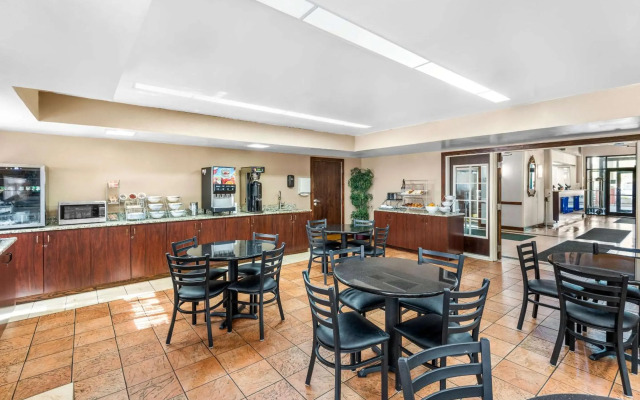 Clarion Inn & Suites Northwest
