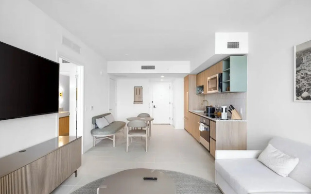 Skyline Retreat Chic 1-BR with City View