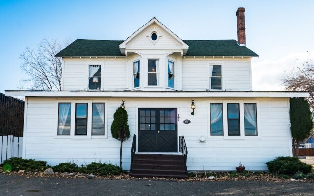 The Gilded Drifter Inn