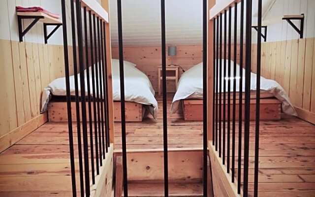 File dans ta chambre !