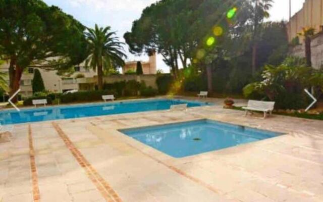 GOLFE JUAN Studio dans résidence avec piscine