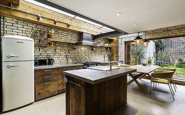 Hackney - Victoria Park: Generous 2 Bed Terrace