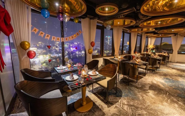 Le Premier Hotel & Rooftop Bar
