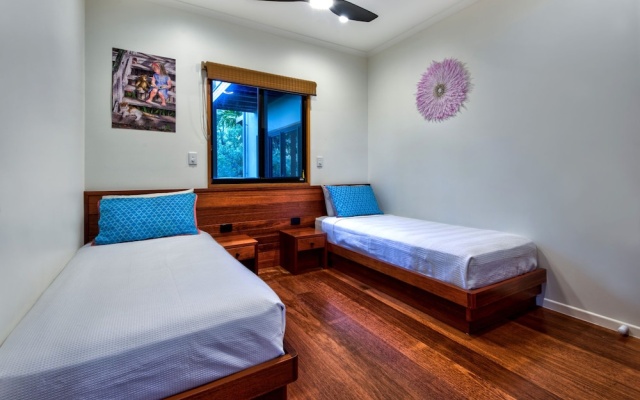 Iluka Luxury House With Ocean Views On Half Acre With Pool And Two Golf Buggies – Guest Rooms – Hamilton Island
