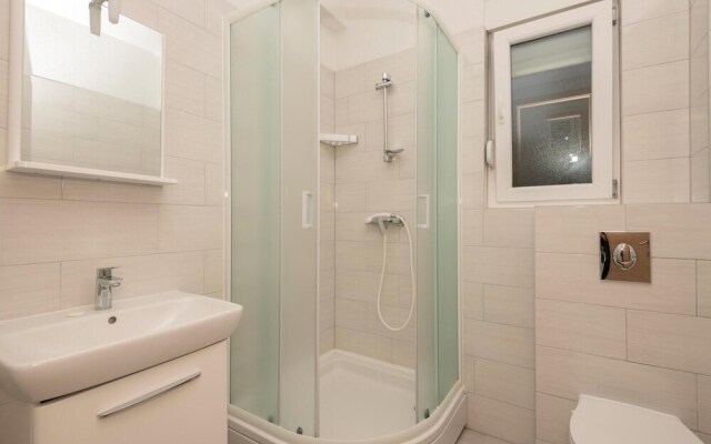 Beautiful Apartment in Drvenik With Wifi