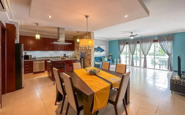 Incredible 3 BR Penthouse w BBQ Jacuzzi