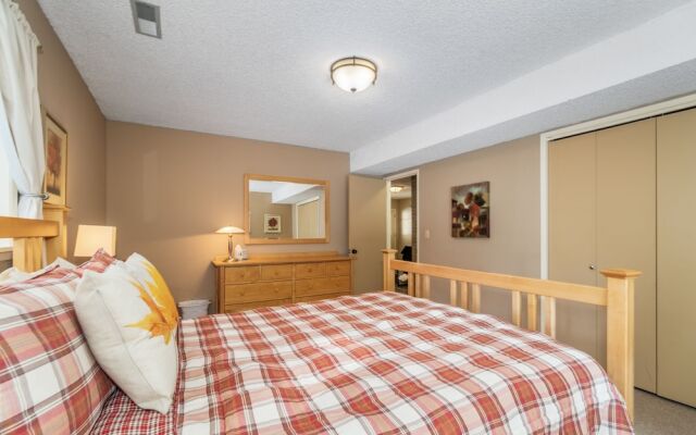 Maple Leaf Lodge 3 Bedroom Home by NW Comfy Cabins by RedAwning