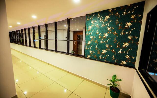 Airport Avenue Plaza