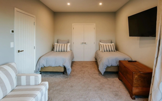 Te Moana - Lake Views - Sleeps 7