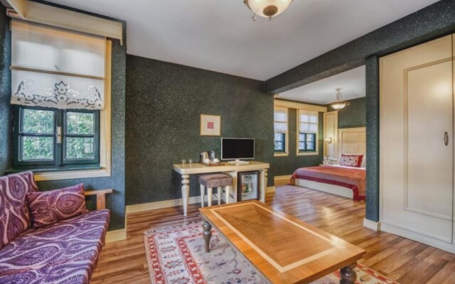 Vibrant Suite Located in Heart of Historic Area