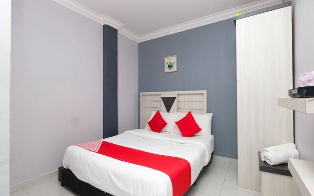 OYO 89587 IM Hotel