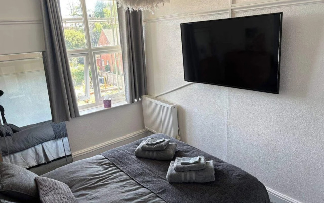Modern 2-bed Victorian Apartment - Sleeps 6 & Pets