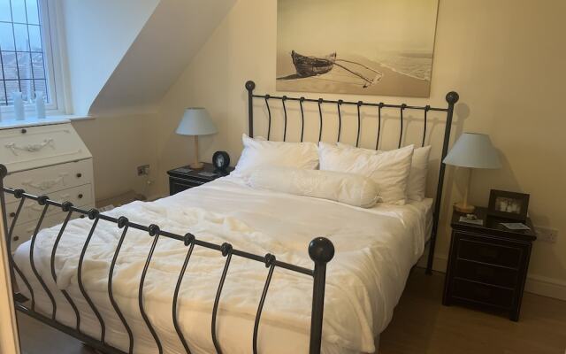 Remarkable 3-bed House in Netley Abbey Southampton