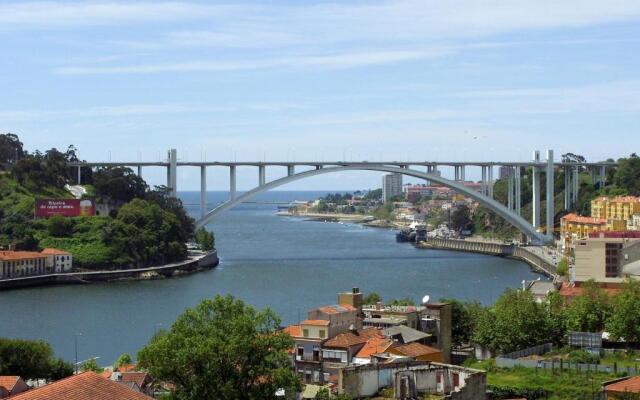 Smooth Oporto Apartment by Porto City Hosts