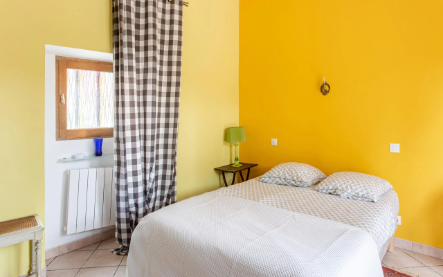 Tranquil holiday home in Cébazan with private pool