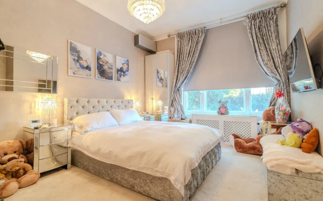 Warm & Welcoming London Escape With Home Touches