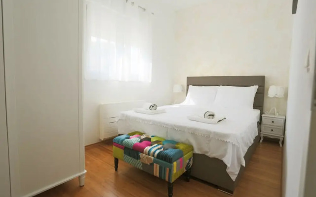 Lovely 4 Star 3-bed Apartment in Podstrana