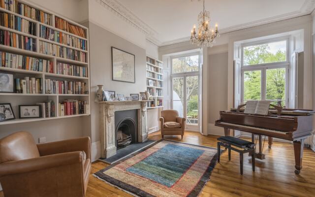 Luxurious Highbury Mansion with Beautiful Garden