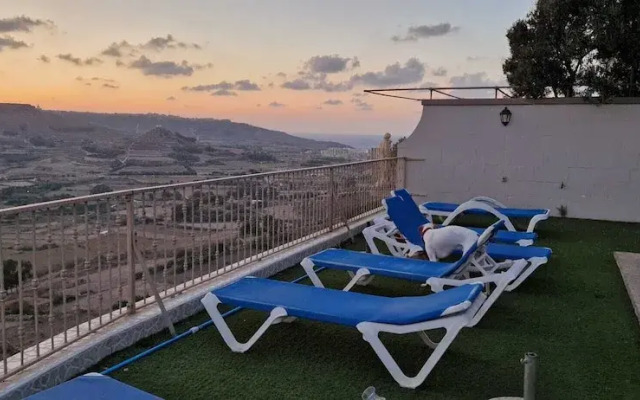 Modern 4-bed Home in Ix-xaghra, Valley View Pool