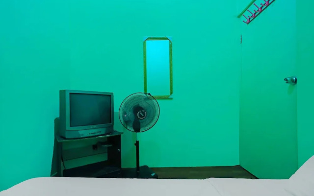 SPOT ON 92186 Penginapan LorraNearPasar Oleh Oleh