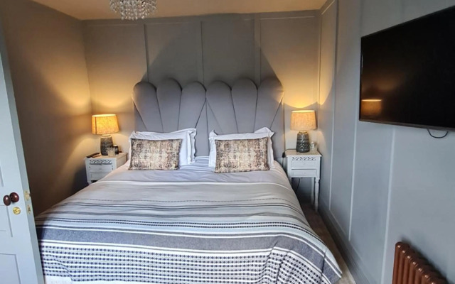 Le Petit Chateau & William de Percy