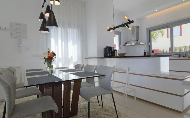 Villa With Garden & Roof Deck