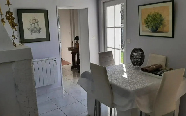 maison en pierre dans un écrin de verdure