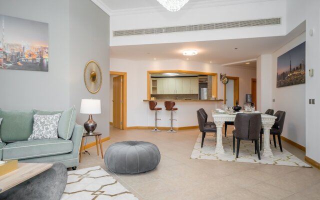Luton Vacation Homes - Shoreline Apartment with Beach access