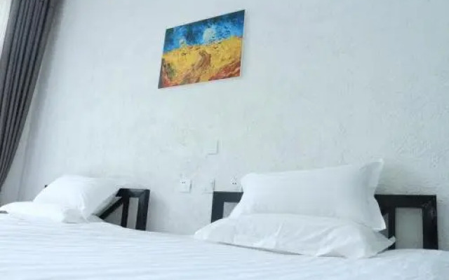 Dali Starry Night Inn