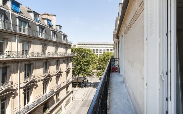 Champs Elysées - Lincoln Appartements