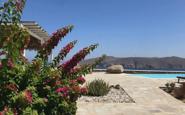Yakinthos Residence