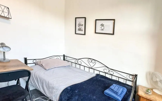 Stylish King Bed Suite - Family/ Contractor