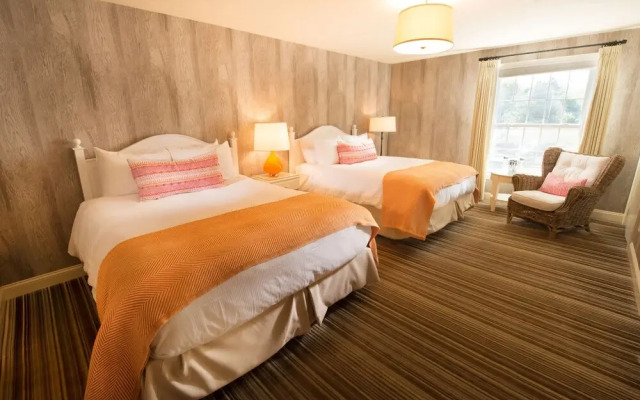 The Boathouse Waterfront Hotel & Marina