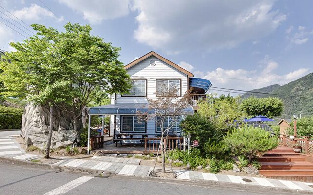 Danyang Sagyejeol Punggyeong Pension