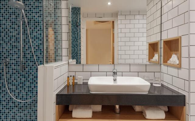 Holiday Inn London Heathrow - Bath Road by IHG