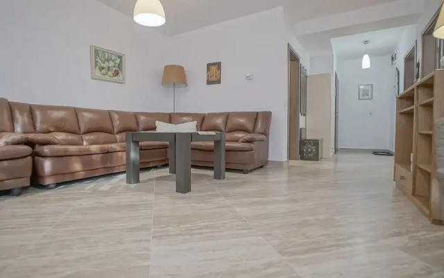 CN2i Luxury Accommodation DM 1