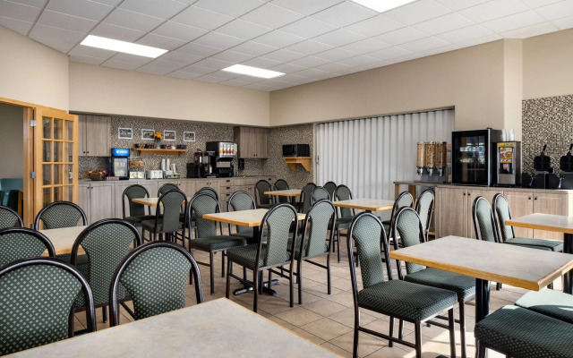 Super 8 by Wyndham Swan River MB