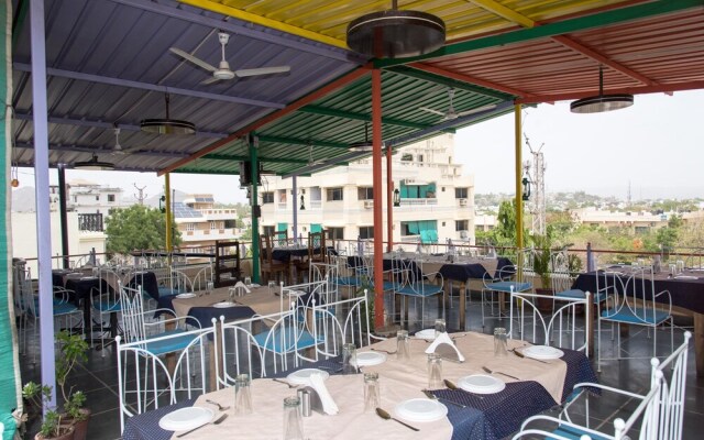 OYO 14119 Hotel Manwar