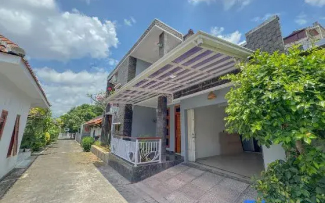 Modern Javanese 4BR Home Near Keraton Yogya