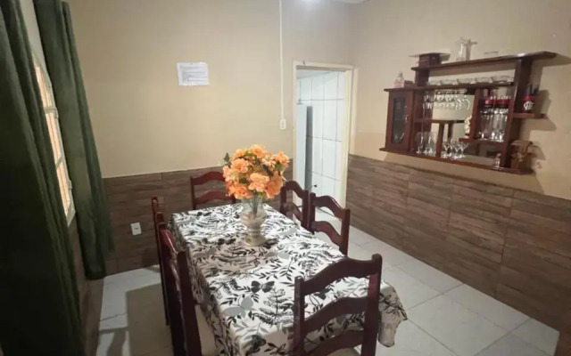 Casa com wi-fi e garagem a 5 minutos da Praia Grande