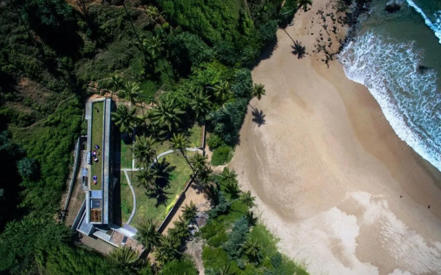 Modern Beach Villa With Roof Garden