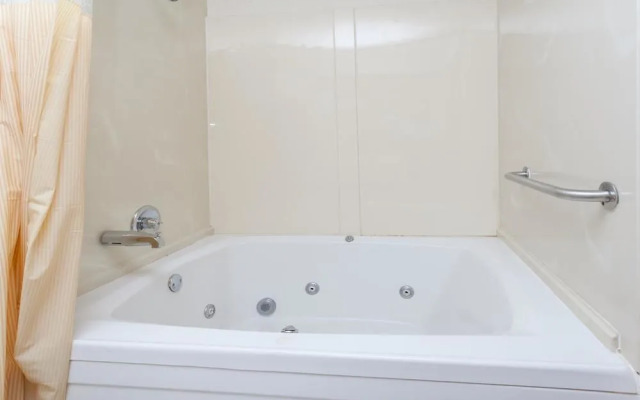 Days Inn & Suites Dundee