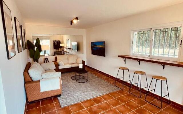 Newly renovated, Spacious, Bright Villa 5 minutes to the Beach