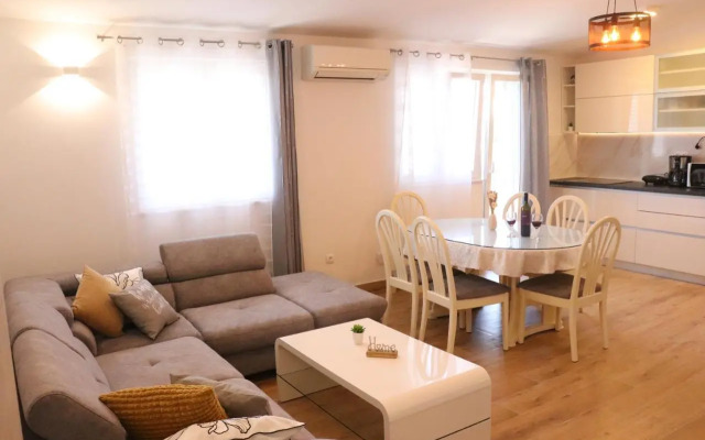 Apartment MARY- 2 free parking, near Mall of Split