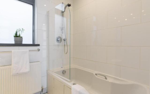 City Retreat, 2 Bed House with Cloudstream Hot Tub